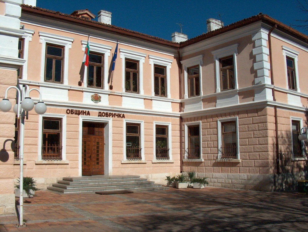Сградата на община Добричка